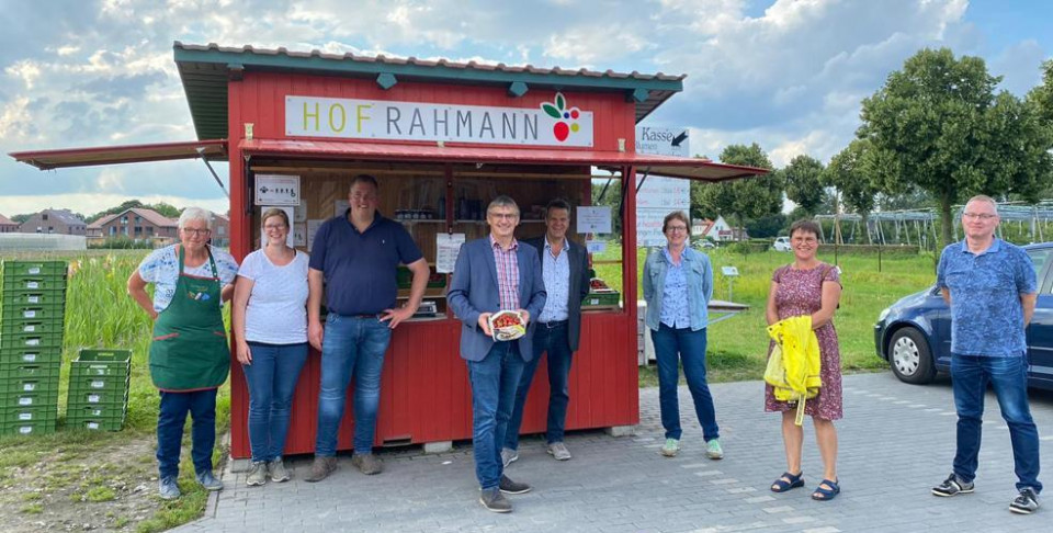 Ihre neuesten Plne fr die Weiterentwicklung des Hofes erluterten (v.l.) Ulla, Marion und Andreas Rahmann dem CDU-MdL Wilhelm  Korth (M.) und den Coesfelder CDA/CDU-Vertretern.