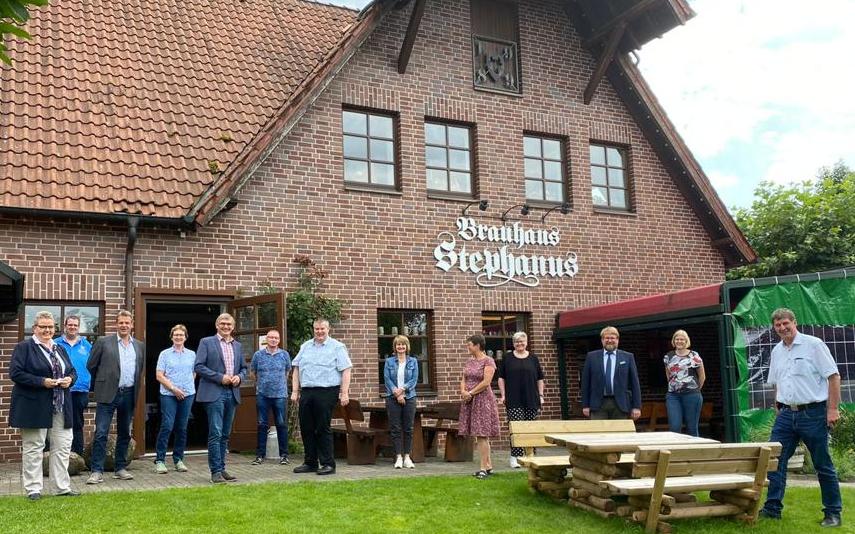 Gastronomen aus den Kreisen Coesfeld und Borken gaben dem CDU-Landtagsabgeordneten Wilhelm Korth (5.v.l.) und Vertretern der CDA angesichts der Probleme der Gastronomie in der Corona-Pandemie im Brauhaus in Coesfeld wichtige fachliche Anregungen.