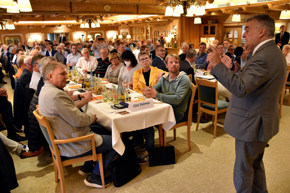 Ebenso unterhaltsam wie entschlossen war die Rede von Minister Herbert Reul, die von den Delegierten mit groem Applaus aufgenommen wurde.