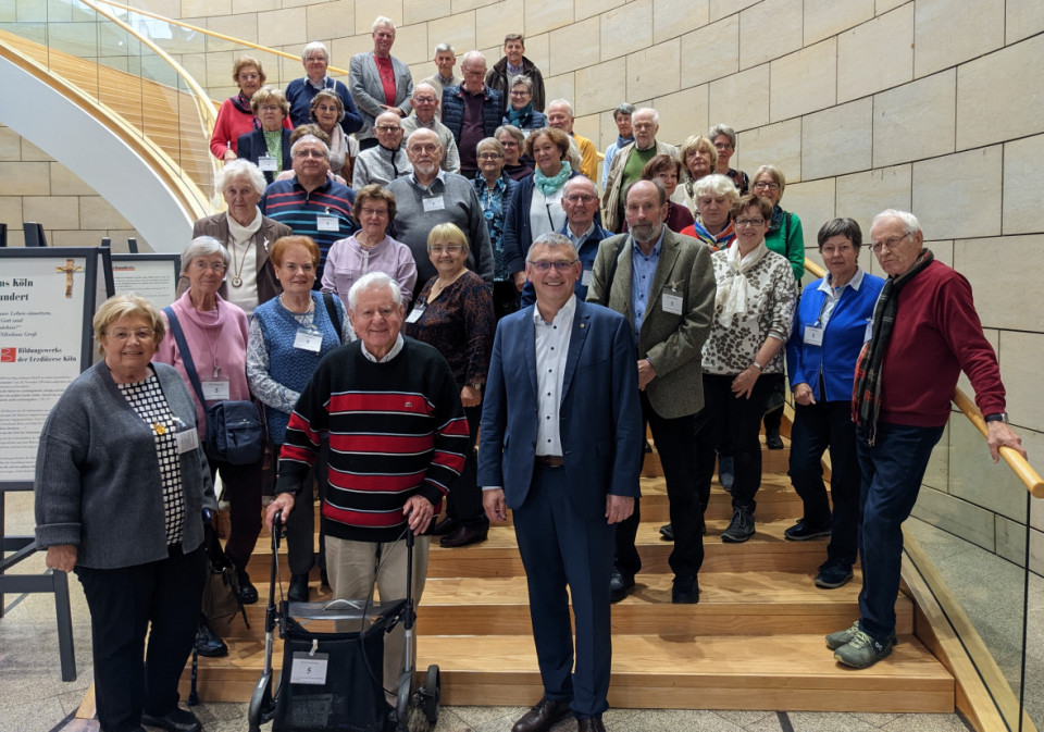 38 Coesfelder gastierten im Landtag und diskutierten mit dem Coesfelder CDU-Landtagsabgeordneten Wilhelm Korth (vorne Mitte), der die Senioren Union nach Dsseldorf eingeladen hatte.