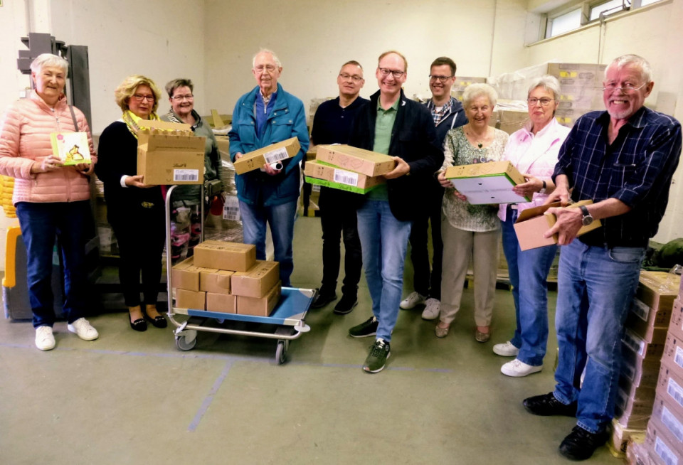 Vor Ort informierte Leiterin Hildegard Sonnenschein (2.v.l.) ihre CDA-Gste ber die umfangreiche Logistik .Alle  packten mit an, um Schokohasen zu verladen.   Foto: Norbert Hagemann