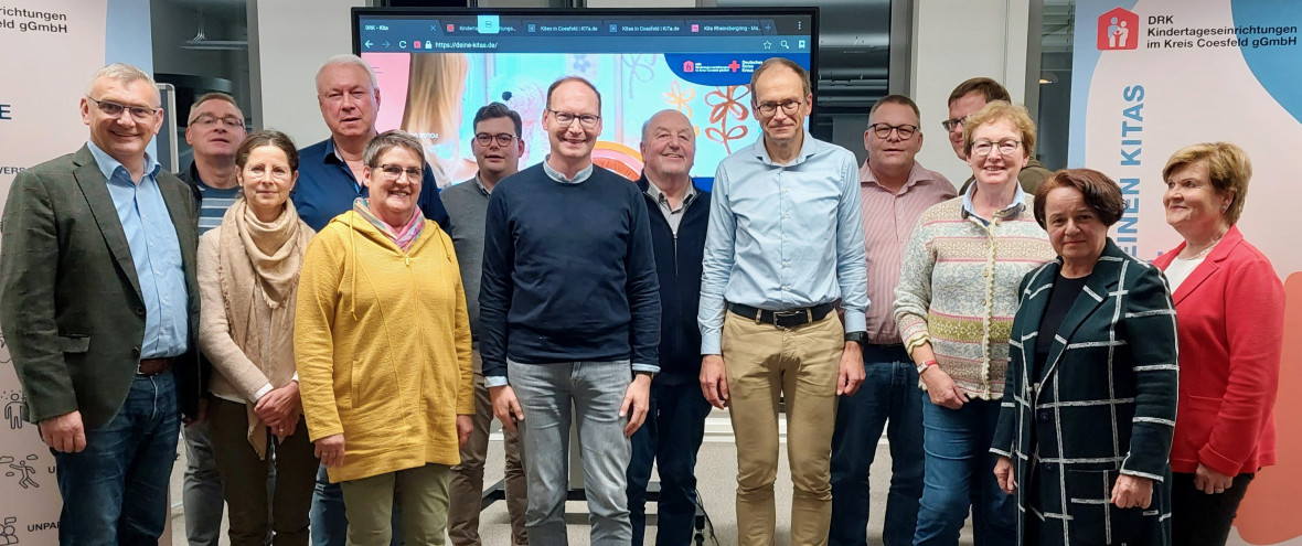 CDA-Kita-Runde in Coesfeld: Einige Trgervertreter, Erzieher und Erzieherinnen, Sozialpolitiker und CDA-Mitglieder vereint zum Gruppenbild mit DRK-Geschftsfhrer Christoph Schltermann (6.v.r.).   Foto: Norbert Hagemann