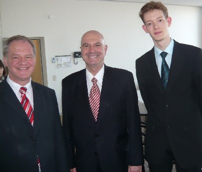 Unser Foto zeigt Herrn Marius Pentrup (rechts) mit dem Gesandten des Staates Israel, Ilan Mohr (mitte) und Herrn Jostmeier (links).