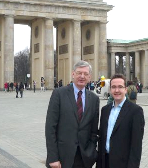 Dienstweg durchs Brandenburger Tor:  Stefan Lenz aus Coesfeld absolvierte ein dreiwchiges Praktikum bei MdB Schiewerling im Berliner Bundestag.