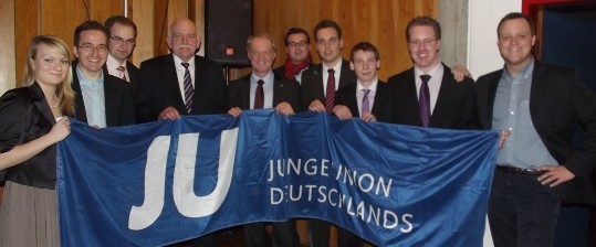 Gastredner Bernhard Schemmer MdL (4. v.l.), Werner Jostmeier MdL (5. v.l.), der Sendener JU-Vorsitzende Tobias Langer (3. v.r.) und Kreisvorsitzender Christoph Wsker (2. v.r.) mit einigen Gsten und Kreisvorstandsmitgliedern beim JU-Neujahrsempfang 2012