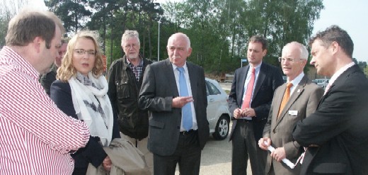 Dr. Rawert-Messing (l.) erluterte Frau Prof. Kemfert (2.v.l.) die Erfolge der neuen Bio-Gasanlage. Mit dabei auch CDU-Landtagskandidat Schemmer (M)., ferner Brgermeister hmann und sein Vertreter Tranel sowie die Leitung  der Coesfelder Stadtwerke.