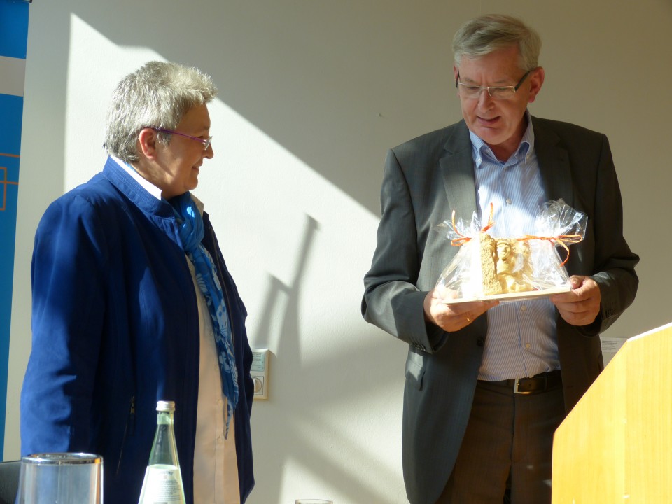 MdB Karl Schiewerling berreicht Referentin Elke Hannack als Dankeschn das Coesfelder Heinzelmnnchen - einen Teitekerl aus Sandstein. 