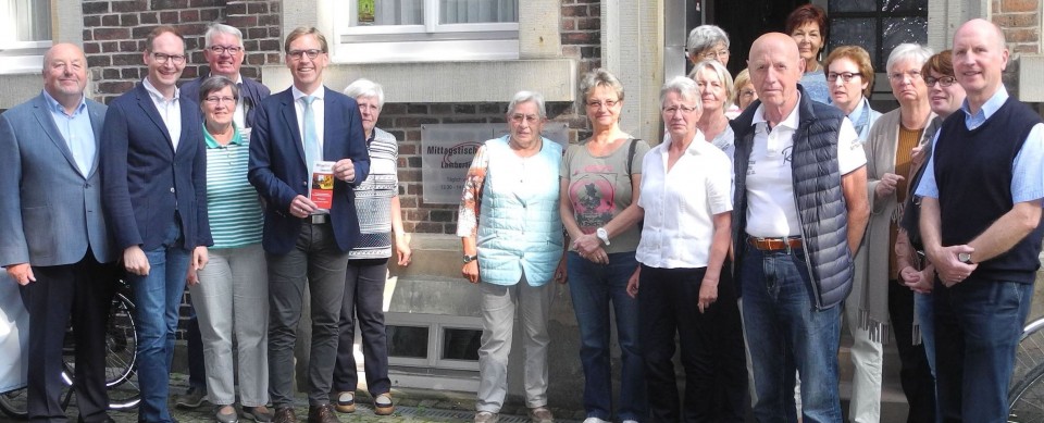 Marc Henrichmann (5.v.l.) informierte sich mit einer Delegation der CDU-Sozialausschsse (CDA) bei den Ehrenamtlichen des Mittagstisches Lamberti sowie denen der Offenen Tr der Kirchengemeinde und wrdigte das Engagement der ehrenamtlichen Aktiven.