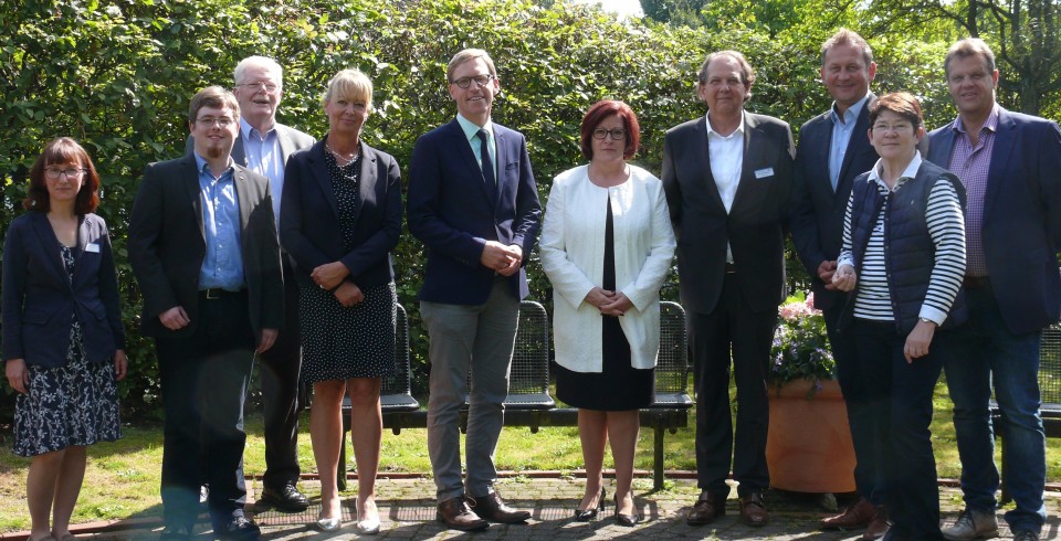 Die parlamentarische Staatssekretärin Ingrid Fischbach (5.v.r.) informierte sich gemeinsam mit der CDA über die Arbeit der Tagesklinik der Klinik am Schlossgarten.
