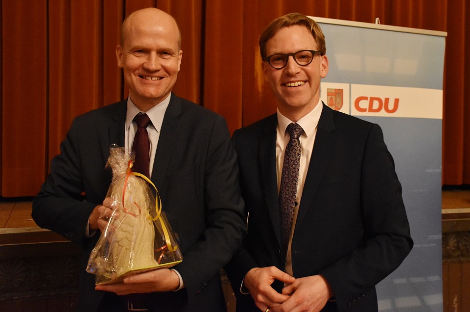 Am Ende stehende Ovationen für Fraktionschef Ralph Brinkhaus MdB (li.): Gesellschaft von der Mitte her denken - Kreisvorsitzender Marc Henrichmann MdB (re.) sieht die Volkspartei CDU im Aufbruch: Menschen vertrauen auf „verlässlichen Rechtsstaat“ Am Ende stehende Ovationen für Fraktionschef Ralph Brinkhaus MdB (li.): Gesellschaft von der Mitte her denken - Kreisvorsitzender Marc Henrichmann MdB (re.) sieht die Volkspartei CDU im Aufbruch: Menschen vertrauen auf „verlässlichen Rechtsstaat“
