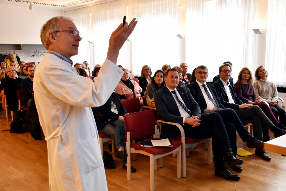 Die Entwicklung der Geburtshilfe im Mnsterland erluterte Dr. Klaus-Dieter Jaspers u. a. Juliane Walz vom NRW-Gesundheitsministerium, der Frauen Union-Kreisvorsitzenden V. Bscher sowie den Abgeordneten M. Henrichmann, W. Korth und D. Panske (v.r.n.l.).