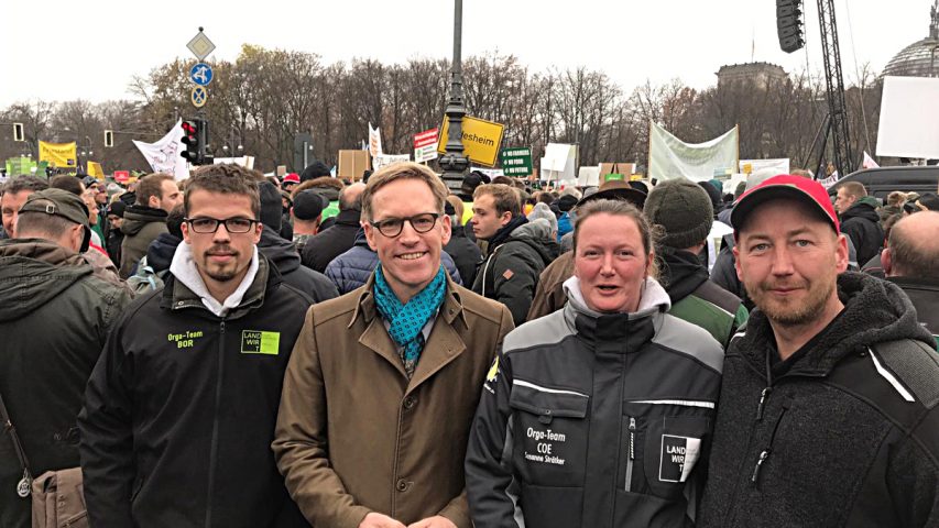 Am Rande der Demo traf Marc Henrichmann (2.v.l.) auf Bernd (r.) und Susanne Strtker, Lohnunternehmer aus Nottuln-Darup, sowie Mitorganisator Hendrik Meier aus Mnster-Nienberge. 