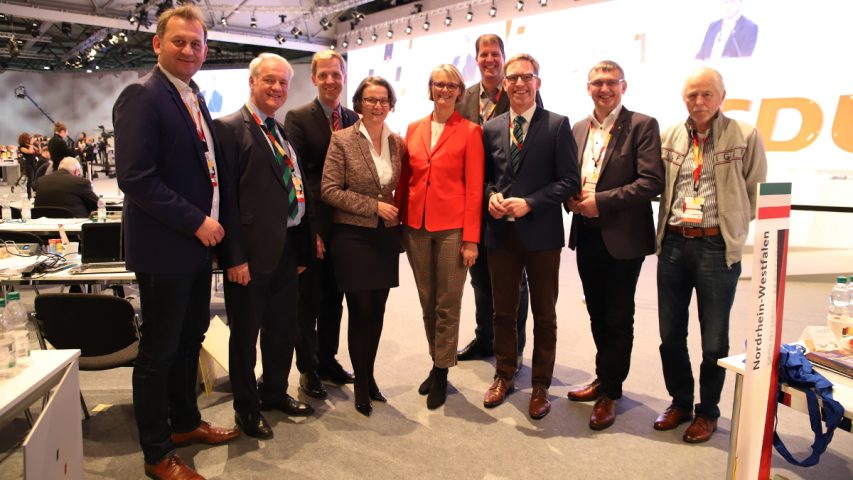 Bundesbildungsministerin A. Karliczek (Mitte) u. NRW-Heimatministerin I. Scharrenbach mit M. Henrichmann (3vr.), A. Lenter (4vr.), D. Panske, W. Jostmeier und Dr. C. Schulze Pellengahr (vl.) u. d. Gsten W. Ossig u. W. Korth (vr.). Foto: T. Wardenga